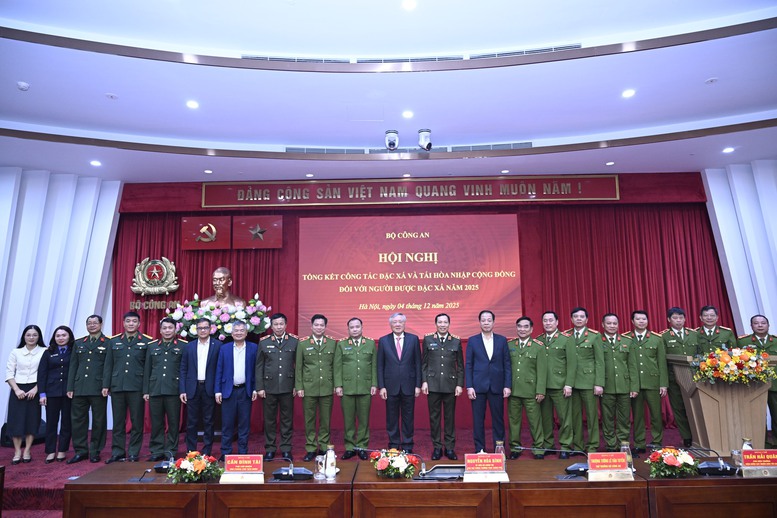 Phó Thủ tướng Thường trực Chính phủ Nguyễn Hòa Bình và các đại biểu dự Hội nghị - Ảnh: VGP/Nguyễn Hoàng

