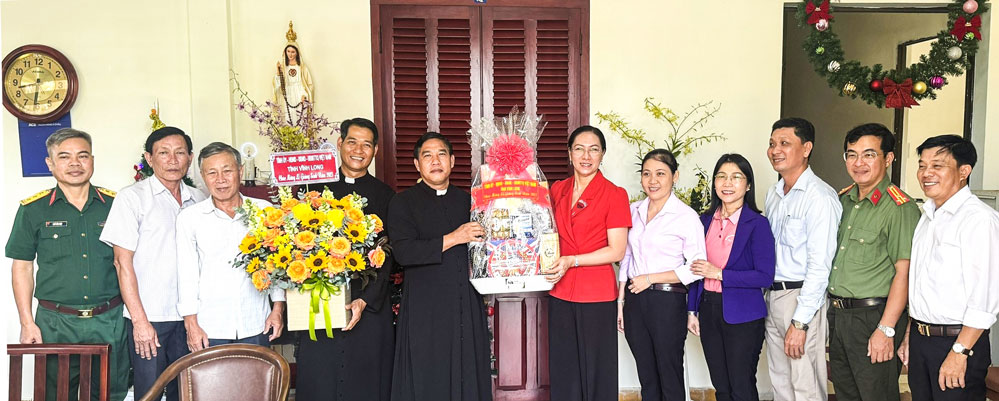 Đoàn thăm, chúc mừng Giáng sinh Họ đạo Công giáo Cái Bông. Ảnh: PHAN HÂN.