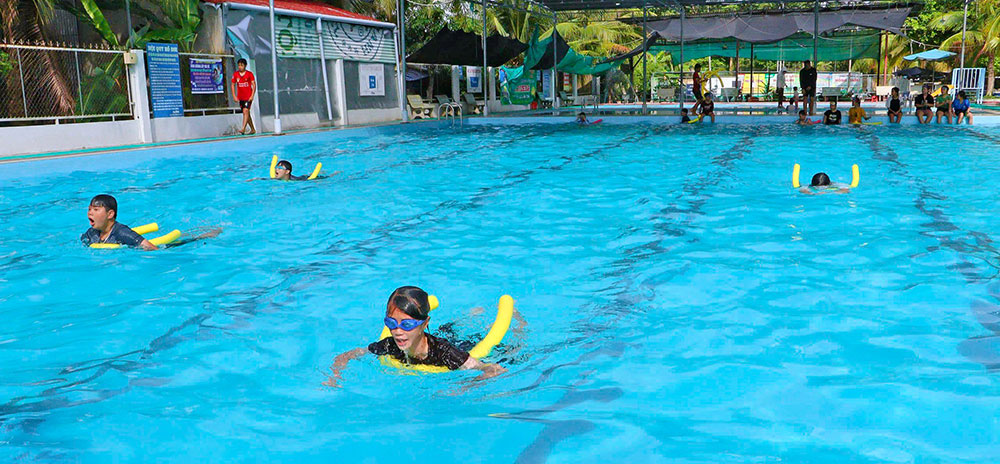 Khi cho trẻ đi bơi, luôn có người lớn theo sát, không rời mắt dù chỉ vài phút. Ảnh: SÔNG TRĂNG