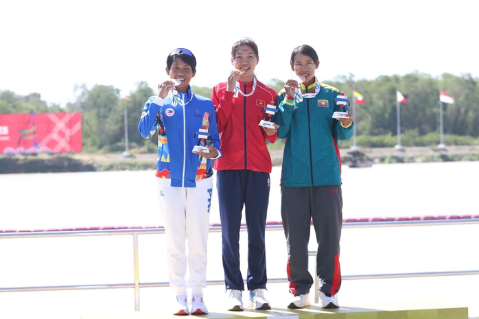 Hồ Thị Duy (giữa) giành HCV thuyền đơn nữ hạng nhẹ

