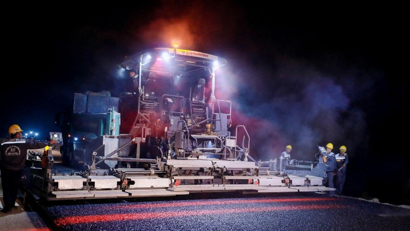 Nhà thầu thi công dự án Đồng Đăng-Trà Lĩnh triển khai dây chuyền thảm hiện đại gồm nhiều thiết bị lu lèn, tiến hành quy trình thảm nhựa nóng tại mũi thi công Km11 (xã Văn Lãng, Lạng Sơn).
