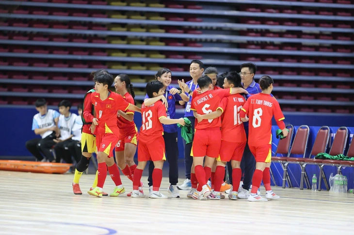 Niềm vui của các cô gái futsal nữ Việt Nam - Ảnh: ĐỨC CƯỜNG