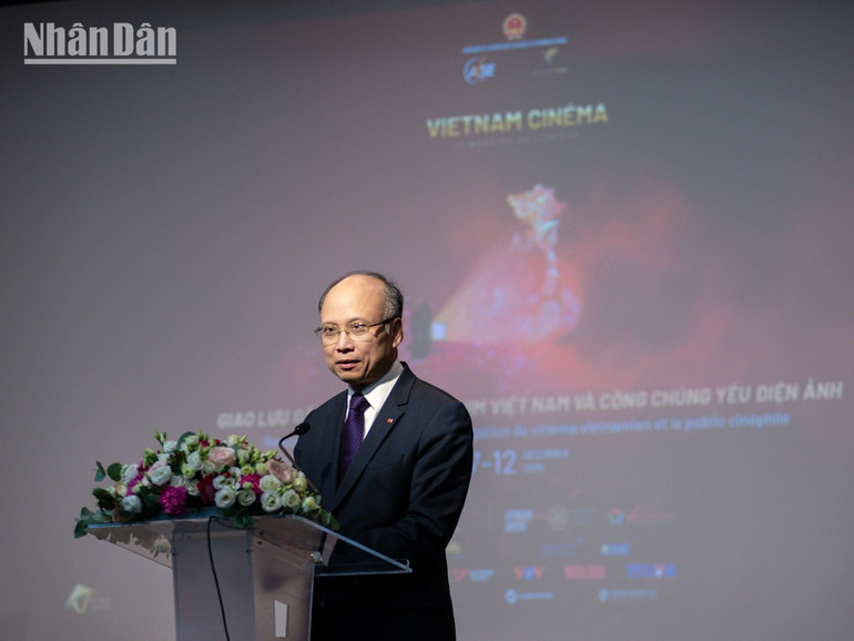 Đại sứ Đinh Toàn Thắng cảm thấy vui mừng và tự hào khi lễ khai mạc đã thể hiện được dấu ấn Việt Nam trên màn ảnh rộng tại thị trường Pháp. (Ảnh: MINH DUY)