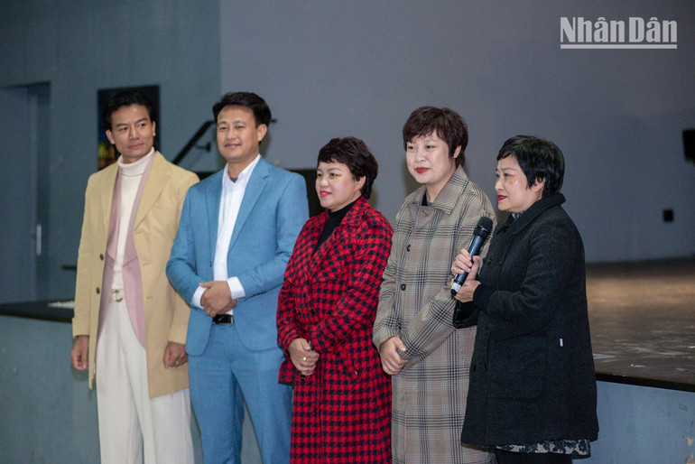 Theo đoàn làm phim, Mưa đỏ mô tả một lát cắt của cuộc chiến 81 ngày đêm bảo vệ thành cổ Quảng Trị, một chương bi tráng trong lịch sử đấu tranh của dân tộc Việt Nam. (Ảnh: KHẢI HOÀN)