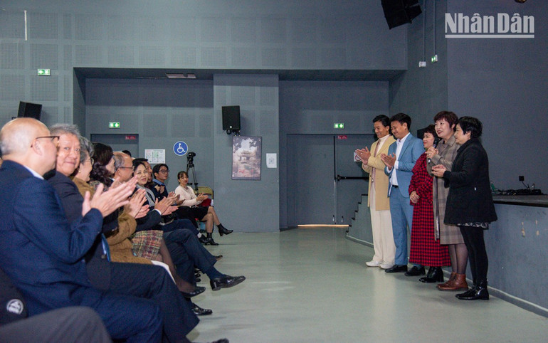 Đoàn làm phim Mưa đỏ bày tỏ niềm vinh dự và xúc động khi mang bộ phim đến Pháp trong Tuần lễ Điện ảnh Việt Nam được tổ chức hoành tráng, quy củ và bài bản. (Ảnh: KHẢI HOÀN)