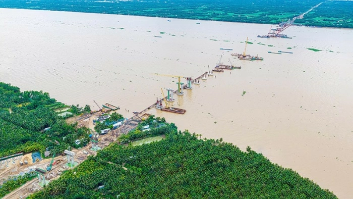 Hối hả công trình cầu Đại Ngãi 1 bắc qua sông Hậu