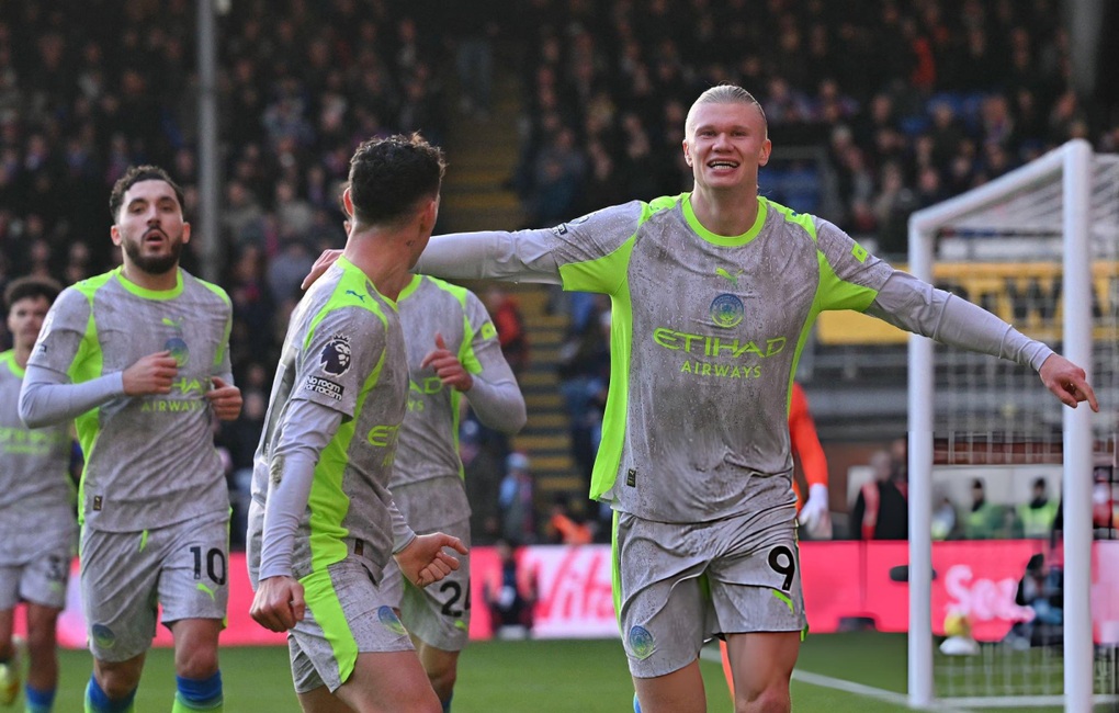 Haaland ăn mừng cùng đồng đội sau khi mở tỷ số trận đấu (Ảnh: Getty).

