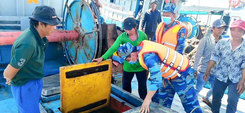 Hoạt động kiểm tra nhật ký hành trình, sản lượng tàu cá của Hải đội Biên phòng 2.