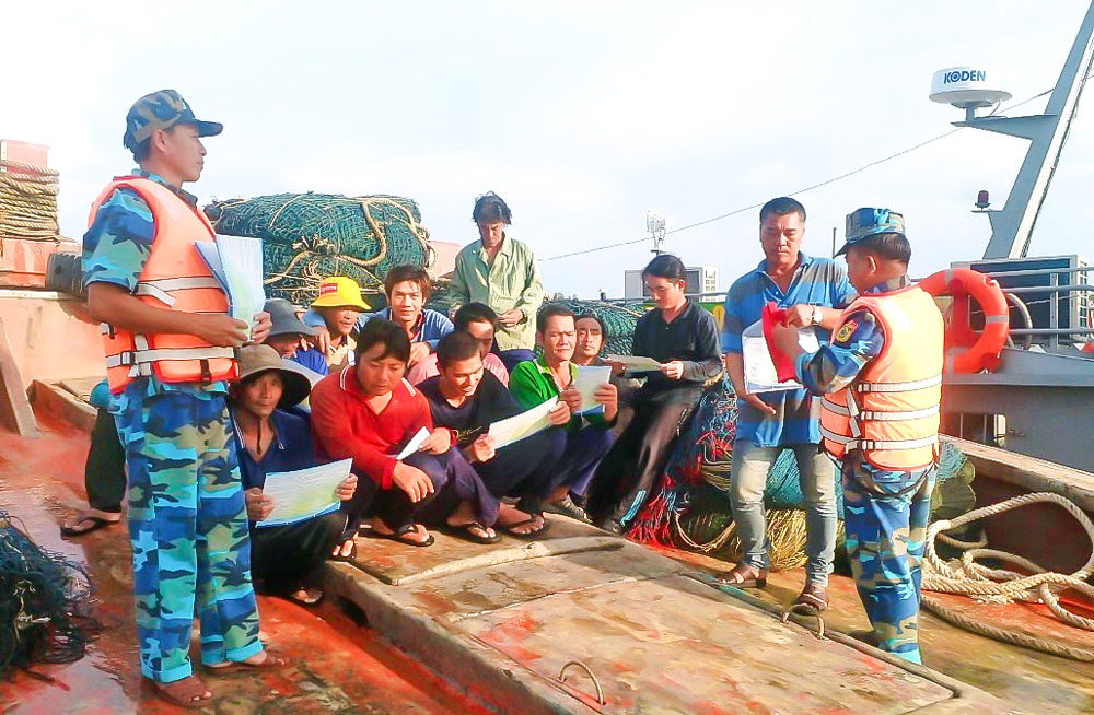 Hải đội Biên phòng 2 kiểm tra kết hợp tuyên truyền quy định pháp luật về khai thác thủy sản cho ngư dân.