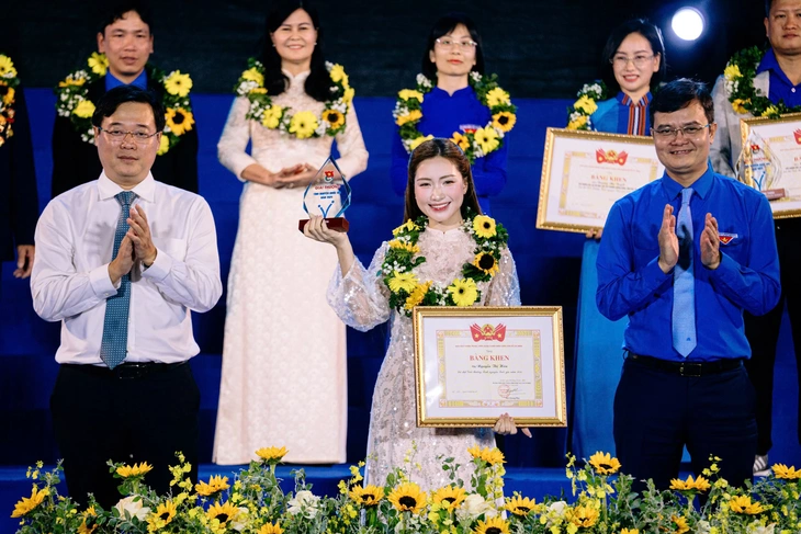 63 gương trẻ được vinh danh, Hòa Minzy nhận giải ‘Tình nguyện quốc gia’ 2025