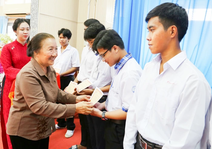 Trao 185 học bổng cho học sinh dân tộc thiểu số, vùng biển đảo