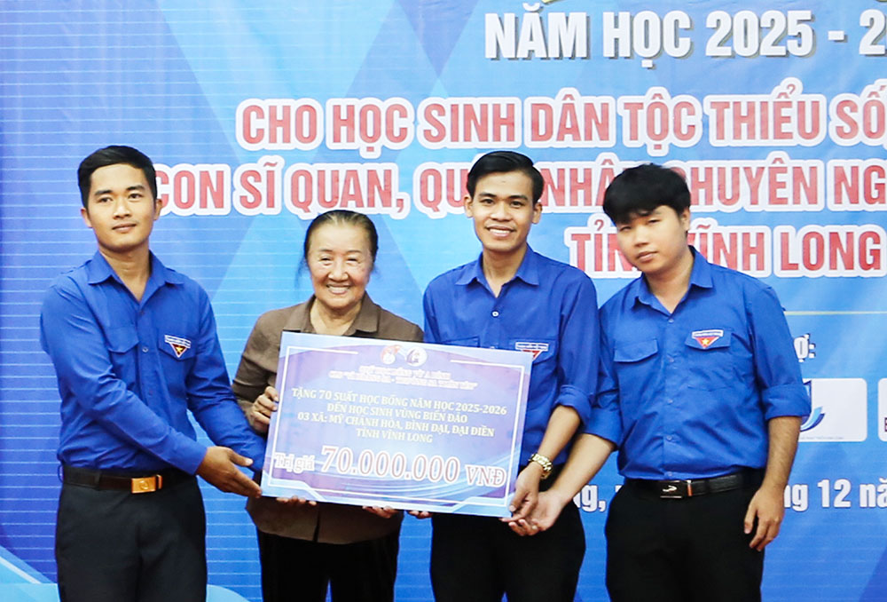 Bà Lê Minh Ngọc trao tượng trưng 70 suất học bổng cho học sinh các xã: Bình Đại, Đại Điền, Mỹ Chánh Hòa.