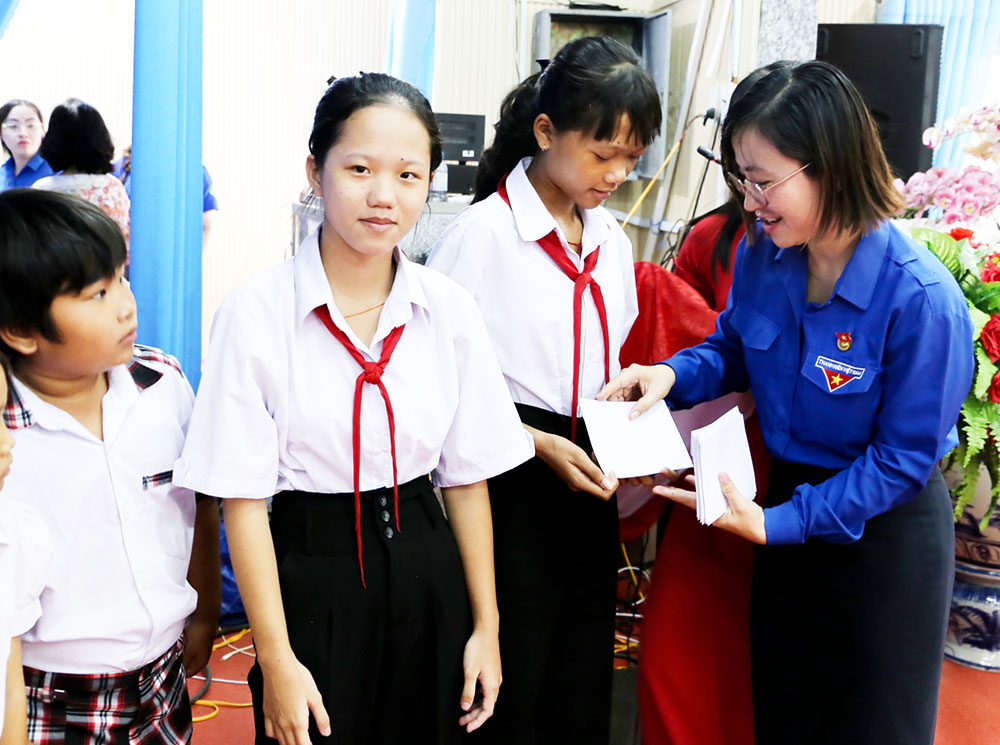 Chị Nguyễn Thị Cẩm Hương- Phó Bí thư Tỉnh Đoàn trao học bổng cho học sinh.