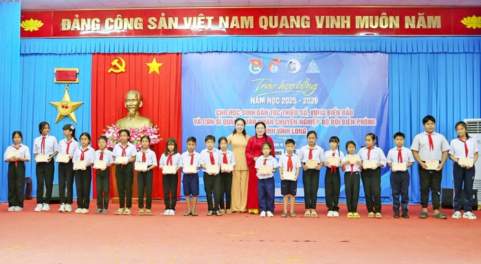 Tiếp sức cho học sinh dân tộc thiểu số đến trường