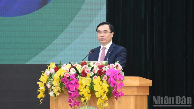 Phó Giáo sư, Tiến sĩ Dương Trung Ý, Phó Giám đốc Học viện Chính trị quốc gia Hồ Chí Minh phát biểu khai mạc hội thảo. (Ảnh: ANH ĐÀO)