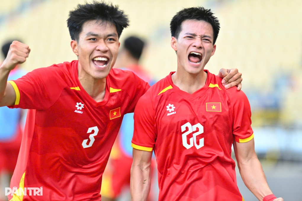 Đội tuyển U22 Việt Nam đánh bại Philippines và ghi tên mình vào trận chung kết môn bóng đá nam SEA Games 33 (Ảnh: Hải Long).