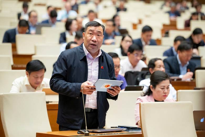 Phó Trưởng đoàn chuyên trách Đoàn ĐBQH tỉnh Vĩnh Long-
Thạch Phước Bình phát biểu thảo luận tại hội trường chiều 2/12.
(Ảnh: media.quochoi.vn)