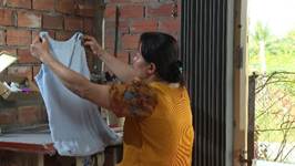 Chị Quyên miệt mài với nghề may vá.