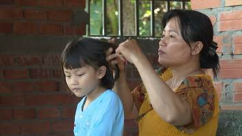 Chị Quyên bên con gái nuôi.