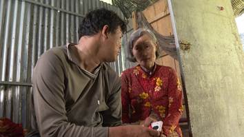 Hai mẹ con trong căn nhà thiếu trước hụt sau.