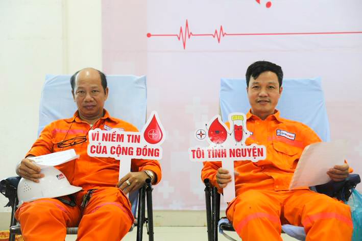 CBCNV cùng tham gia, lan tỏa tinh thần sẻ chia trong Tuần lễ hồng EVN lần thứ XI