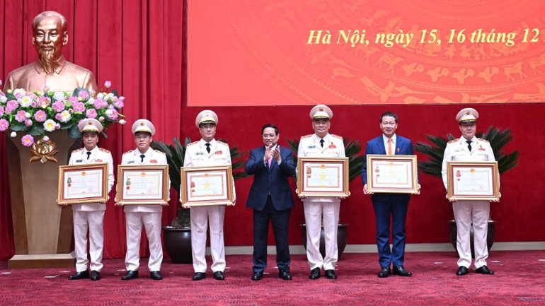 Thủ tướng Chính phủ Phạm Minh Chính trao Huân chương Quân công, Huân chương Bảo vệ Tổ quốc, Huân chương Chiến công các hạng tặng các đồng chí lãnh đạo có thành tích xuất sắc.