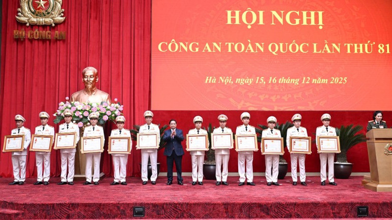 Thủ tướng Chính phủ Phạm Minh Chính trao Huân chương Quân công, Huân chương Chiến công các hạng tặng các đồng chí lãnh đạo, nguyên lãnh đạo Công an các đơn vị, địa phương có thành tích xuất sắc.