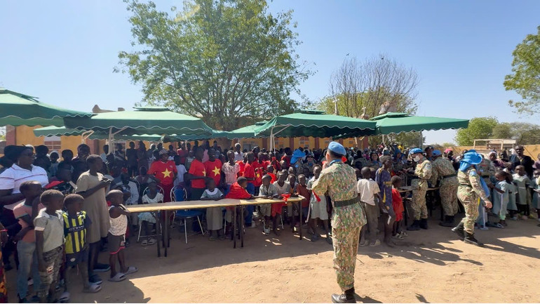 Với hàng trăm suất quà thiết thực (bao gồm nhu yếu phẩm, dụng cụ học tập, quần áo) được trao tận tay người dân và các em nhỏ, chương trình gửi gắm tình cảm của người lính gìn giữ hòa bình Việt Nam đối với cộng đồng địa phương. (Ảnh: HẢI YẾN)
