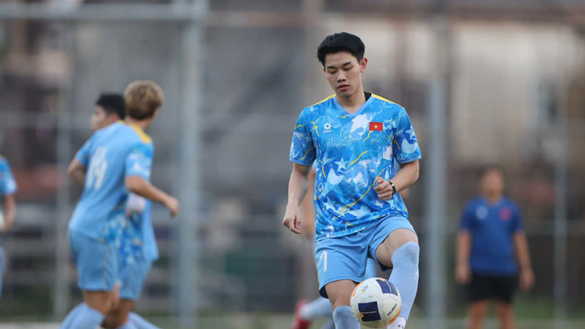 Tiền đạo Nguyễn Đình Bắc cùng các đồng đội U22 Việt Nam hướng tới chiến thắng trước U22 Lào. (Ảnh: VFF)
