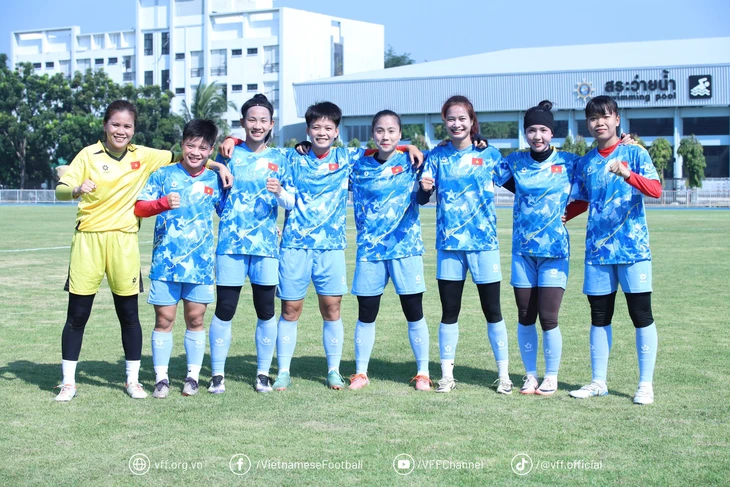 Tuyển nữ Việt Nam vô cùng hào hứng trên đất Thái Lan - Ảnh: VFF


