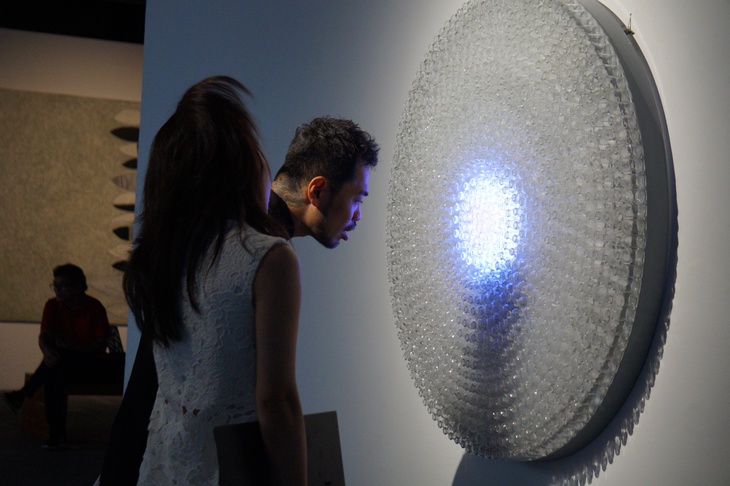 Lá chắn của Lê Đăng Ninh được làm từ hàng trăm lọ thủy tinh đựng vắc xin - Ảnh: T.ĐIỂU

