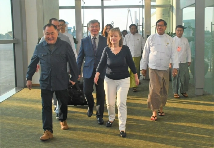 Myanmar đón quan sát viên quốc tế, bắt đầu kiểm đếm phiếu bầu cử sớm