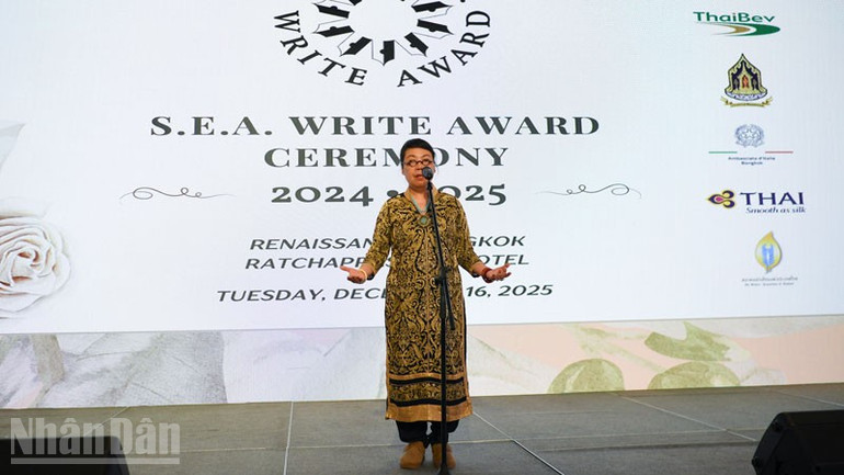 Các tác giả đoạt giải thể hiện những vần thơ bằng ngôn ngữ của nước mình.
