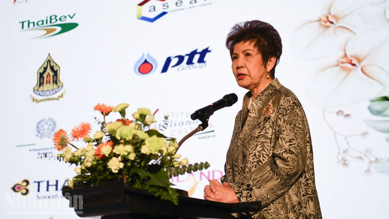 Trưởng ban tổ chức Giải thưởng Văn học ASEAN chúc mừng các tác giả đoạt giải.
