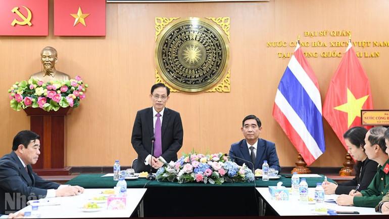 Bộ trưởng Ngoại giao Lê Hoài Trung thăm Đại sứ quán Việt Nam tại Thái Lan. (Ảnh: XUÂN SƠN)