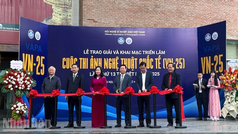 Các đại biểu thực hiện nghi thức cắt băng khai mạc.
