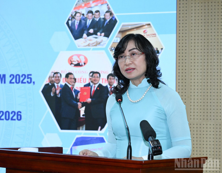 Thứ trưởng Công thương Phan Thị Thắng trình bày báo cáo tổng kết tại hội nghị. (Ảnh: TRẦN HẢI)
