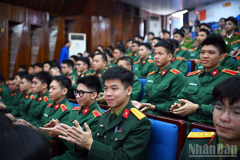 Đông đảo đoàn viên, thanh niên có mặt tại buổi lễ.