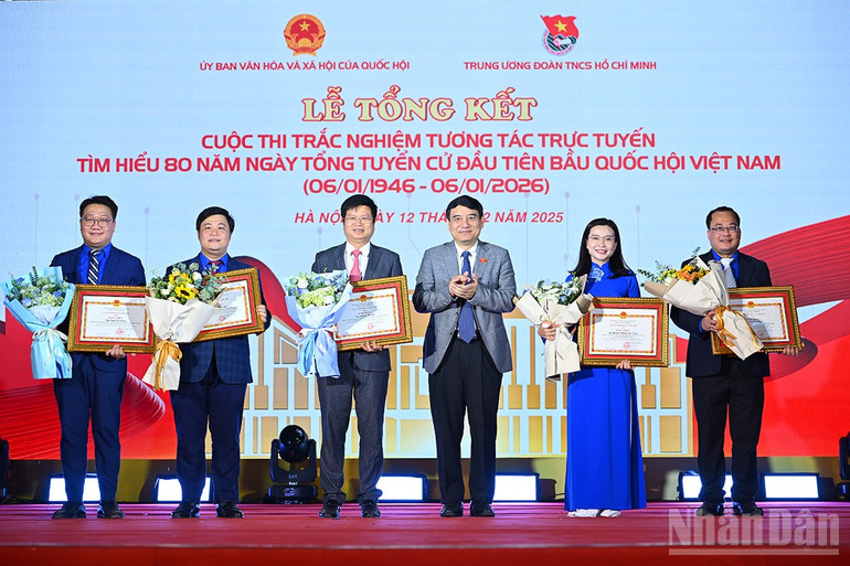 Các đồng chí Nguyễn Thị Thanh, Nguyễn Đắc Vinh trao Bằng khen của Ủy ban Thường vụ Quốc hội tặng các cá nhân, đại diện tập thể xuất sắc.