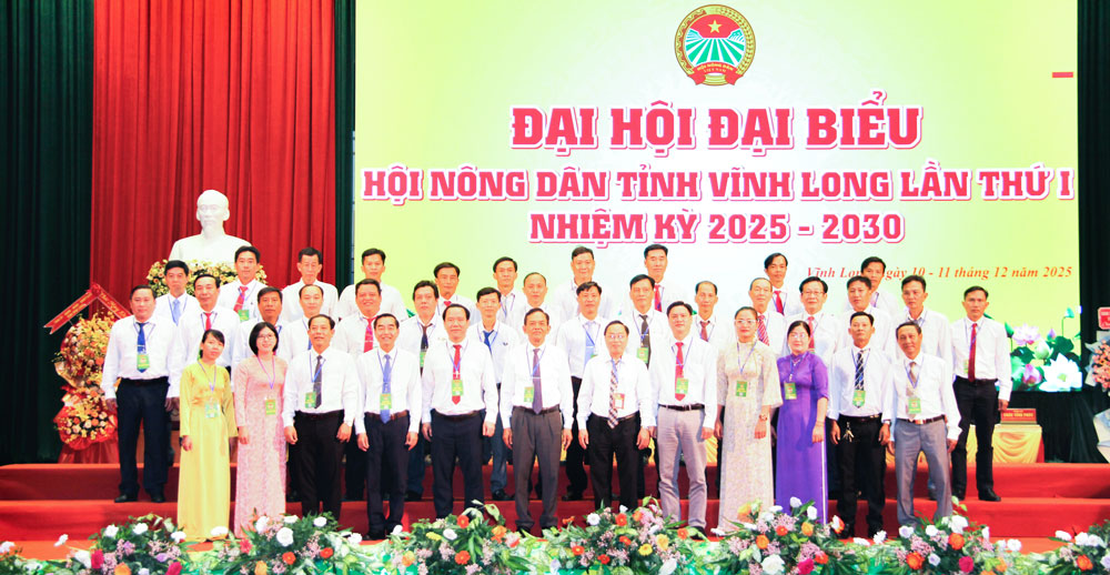 Đại biểu dự đại hội chụp ảnh lưu niệm.