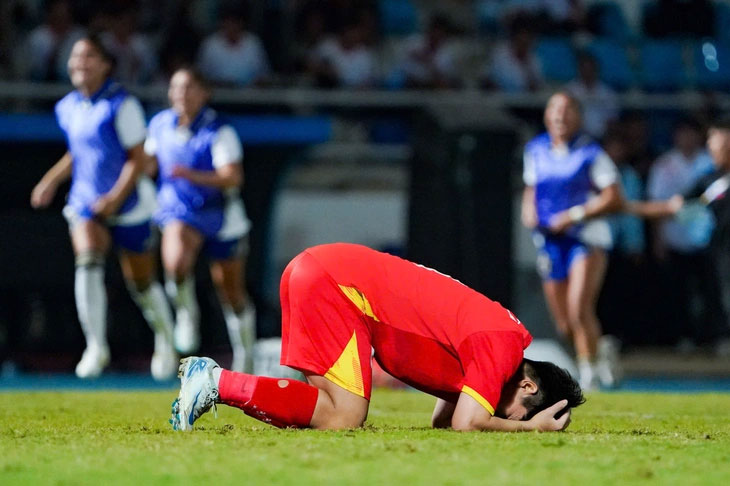 Trần Thị Thu gục xuống sân sau khi đá hỏng quả luân lưu quyết định - Ảnh: NAM TRẦN
