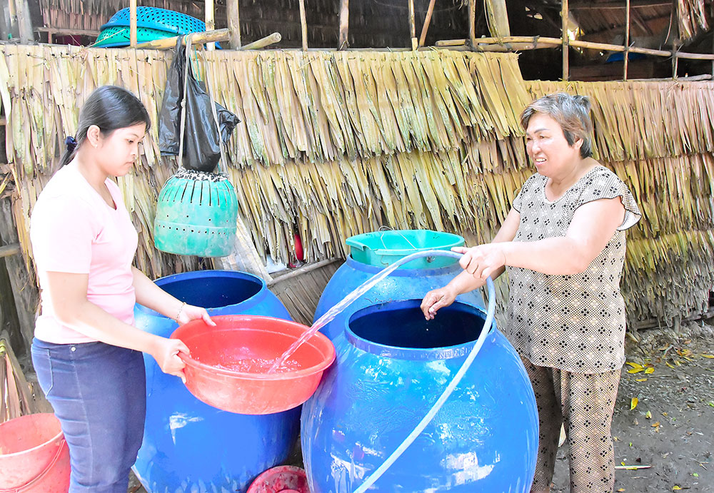 Bà Nguyễn Thị Sum (phường Long Đức) sử dụng nguồn nước sạch được dẫn về để phục vụ sinh hoạt.