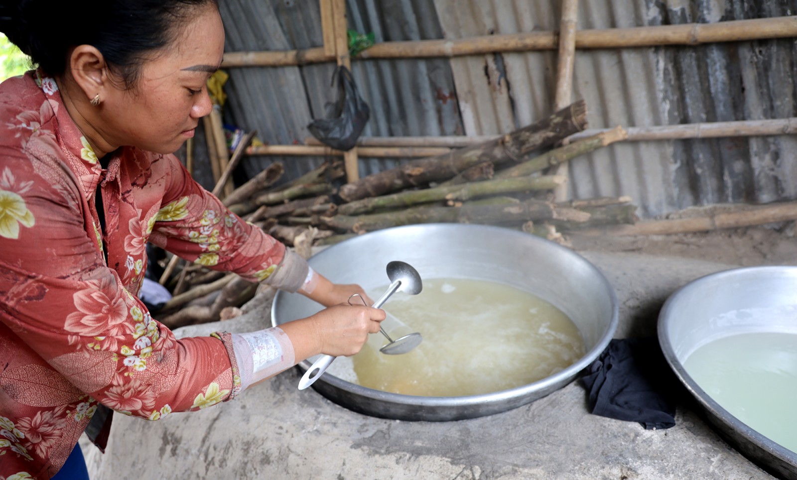 Hiện nay, giá đường thốt nốt đang ở mức cao, người dân vô cùng phấn khởi.