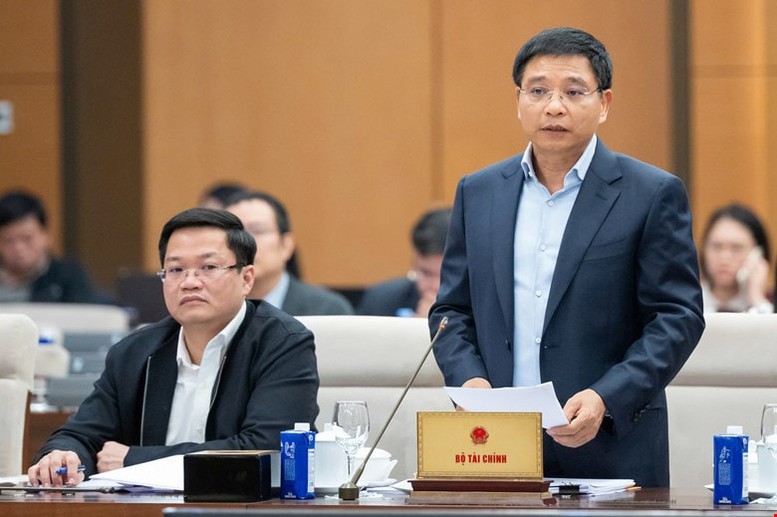 Bộ trưởng Bộ Tài chính Nguyễn Văn Thắng báo cáo tại phiên họp.

