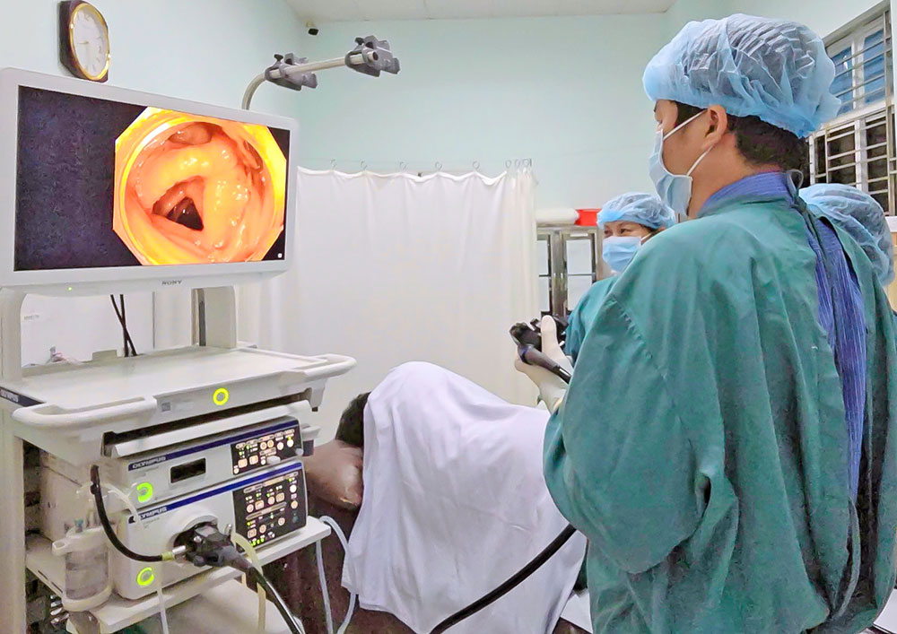 Bác sĩ điều khiển ống soi và quan sát trực tiếp hình ảnh thông qua nội soi tiêu hóa dải tần hẹp để phát hiện bất thường sớm.