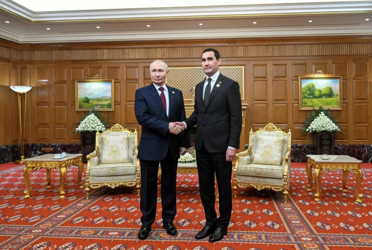 Tổng thống Nga Vladimir Putin và lãnh đạo Turkmenistan Serdar Berdimuhamedov trong cuộc gặp tại Ashgabat - Ảnh: Ria Novosti.