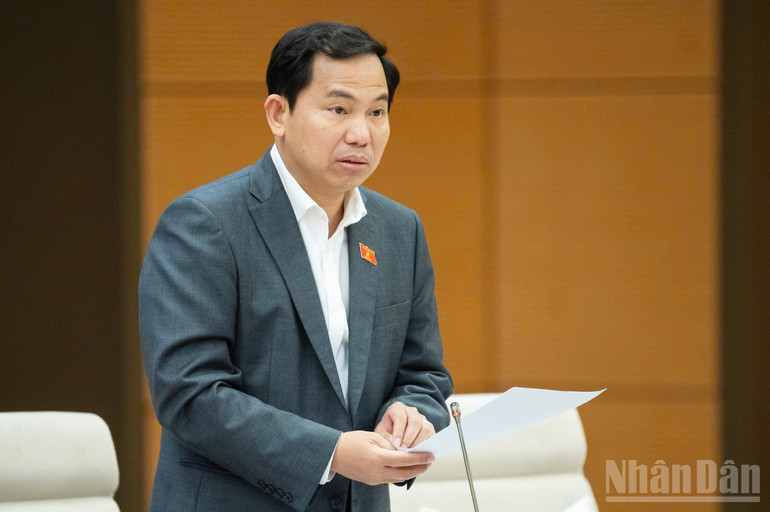 Tổng Thư ký Quốc hội, Chủ nhiệm Văn phòng Quốc hội Lê Quang Mạnh trình bày báo cáo tại phiên họp. (Ảnh: DUY LINH)