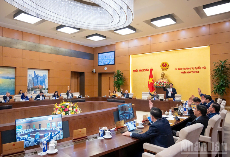 Các Ủy viên Ủy ban Thường vụ Quốc hội biểu quyết tại phiên họp. (Ảnh: DUY LINH)