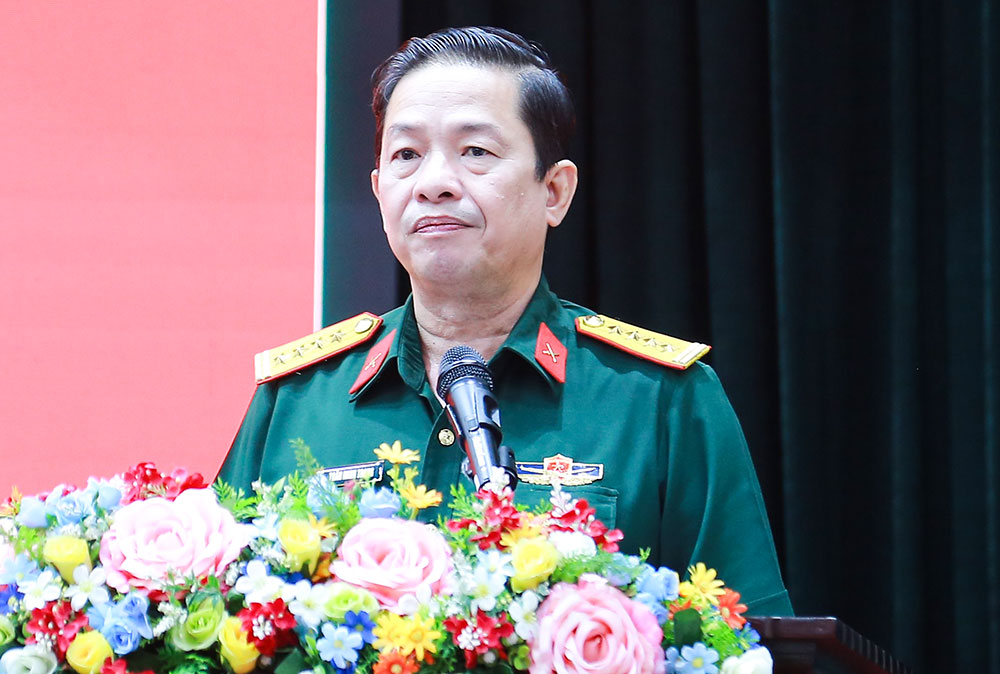 Đại tá Trần Minh Trang- Ủy viên Ban Thường vụ Tỉnh ủy, Phó Bí thư Đảng ủy Quân sự, Chỉ huy trưởng Bộ Chỉ huy Quân sự tỉnh phát biểu tại hội nghị.