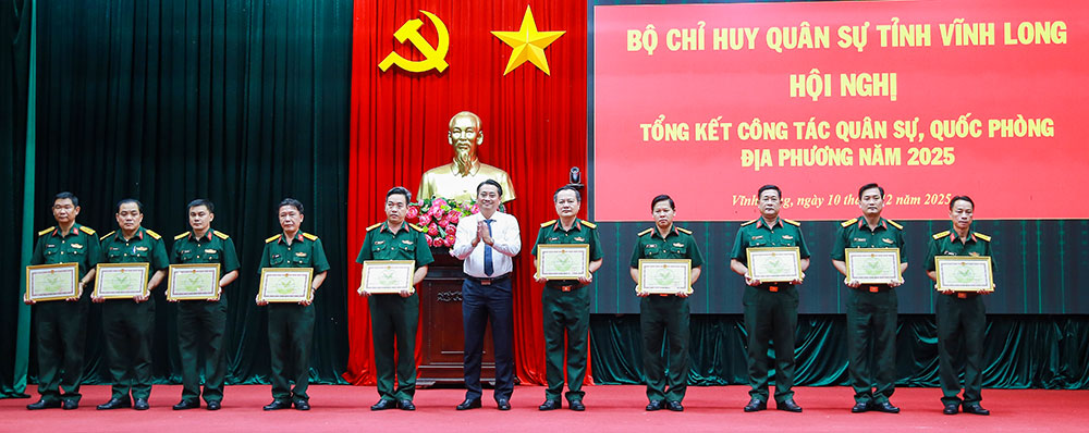 Đồng chí Nguyễn Quỳnh Thiện tặng bằng khen của UBND tỉnh cho các tập thể, cá nhân hoàn thành xuất sắc nhiệm vụ quân sự, quốc phòng địa phương.